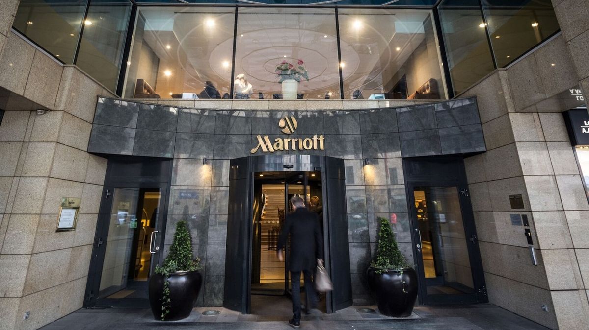 Každý je vítán. Pražský Marriott si sype popel na hlavu kvůli odmítnutí Ujgurů